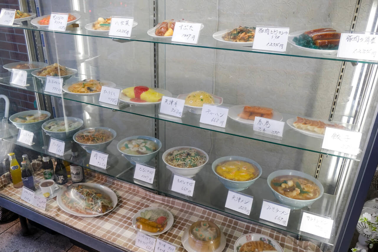 埼玉県さいたま市『中華の永楽』外に並ぶメニュー見本