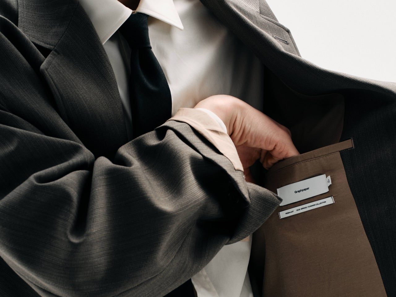 80’sのムードをまとう、クラシックなセットアップを今っぽく着る方法。服のプロがレクチャー[Graphpaper]
