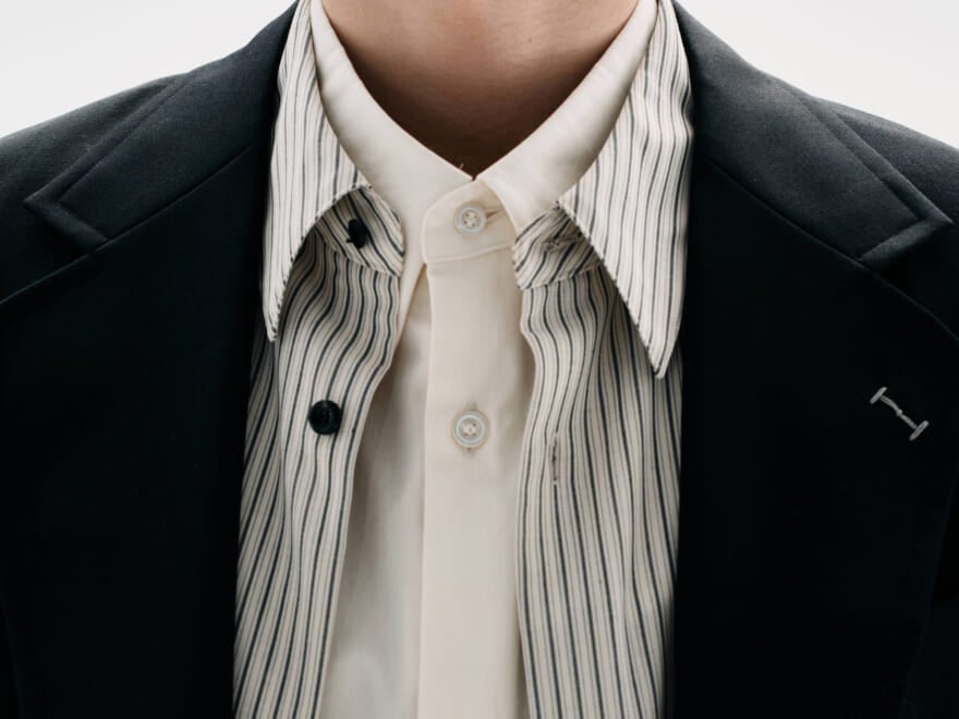 カジュアル以上スーツ未満な“ブラックセットアップ”は小物でさりげなく個性を。[mando]