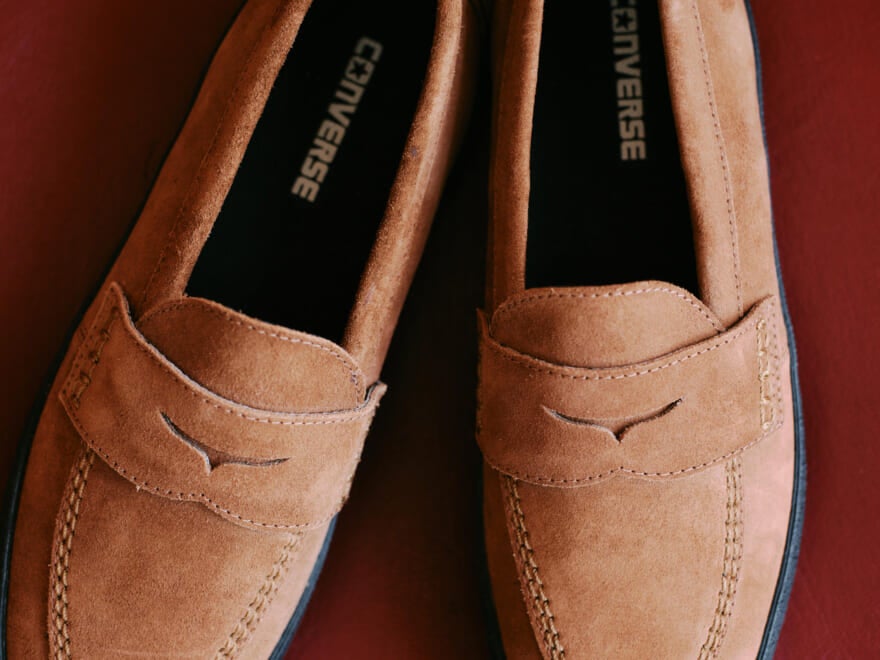 なぜ「コンバース」のローファースニーカーに目をつけていなかったのか...。後悔する前に買っておくべき“スニーカー以上ローファー未満”な新作スニーファー５選！[CONVERSE、Vans...]