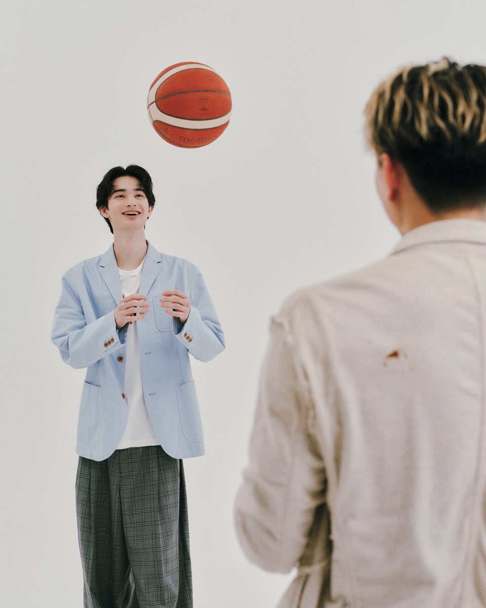 メンズノンノモデルの栄莉弥さんと、Bリーグ名古屋ダイヤモンドドルフィンズの加藤嵩都選手4