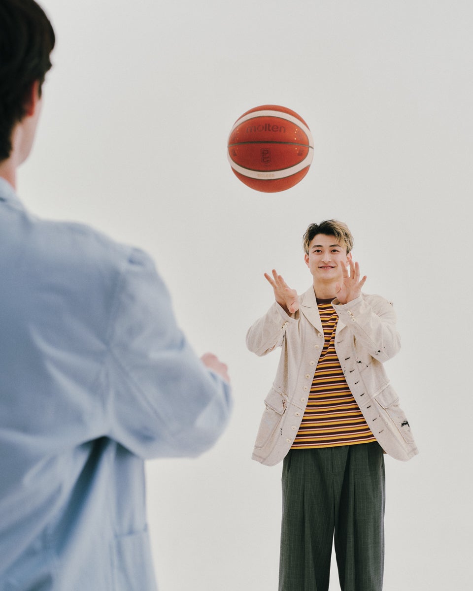 メンズノンノモデルの栄莉弥さんと、Bリーグ名古屋ダイヤモンドドルフィンズの加藤嵩都選手3