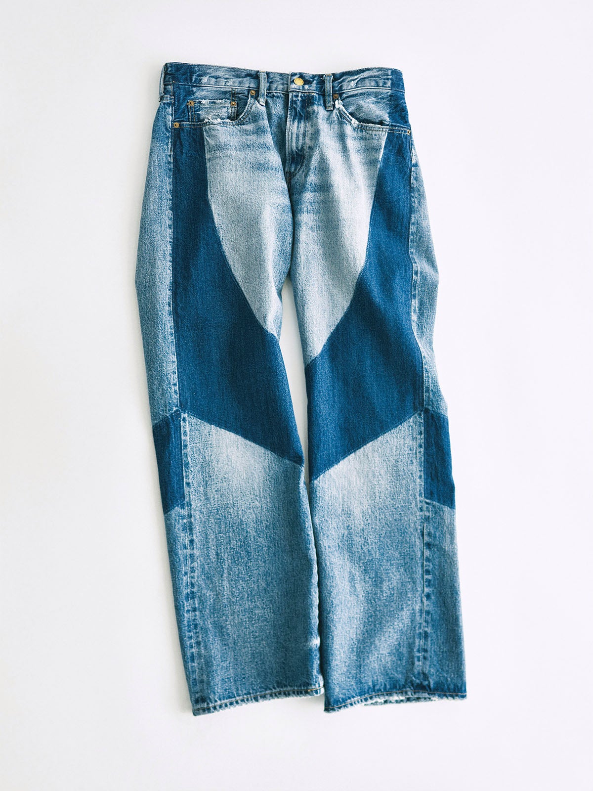 ジーンズ（ディア ボロ）￥63,800／セレクト バイ ベイクルーズ