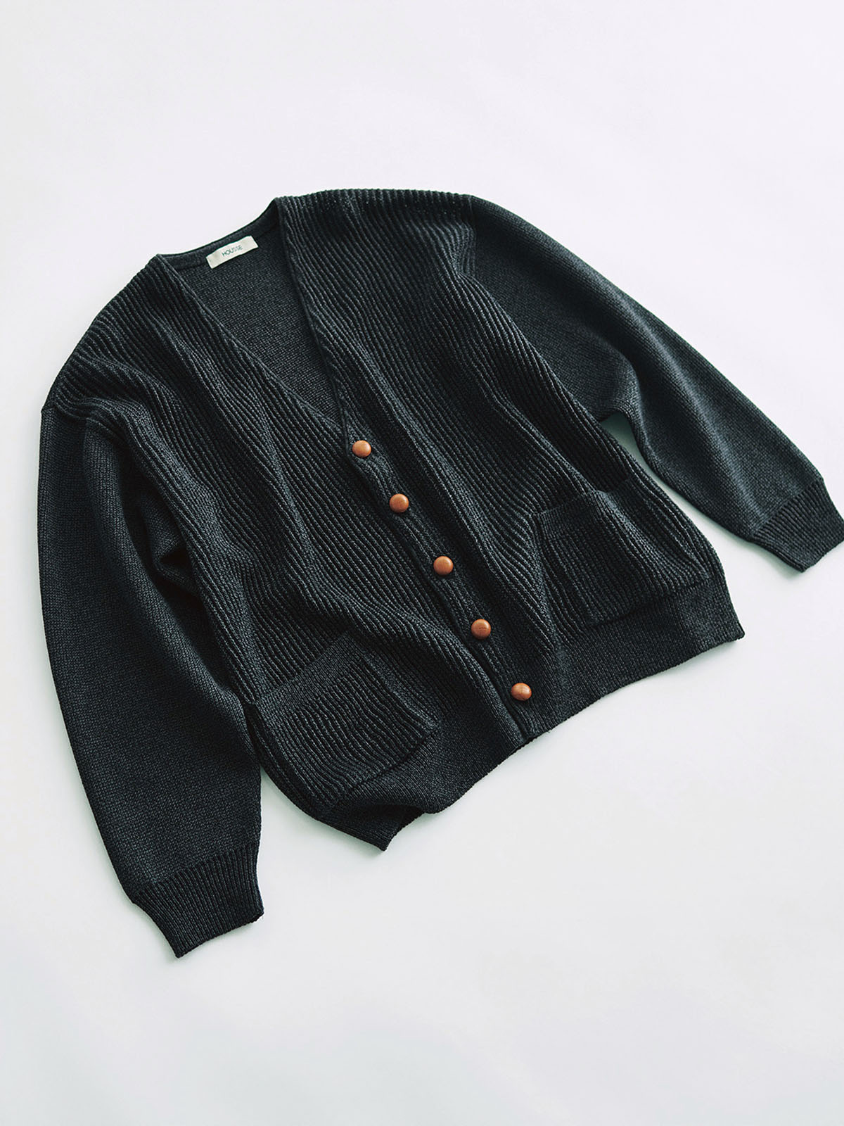 カーディガン￥32,780／ウス
