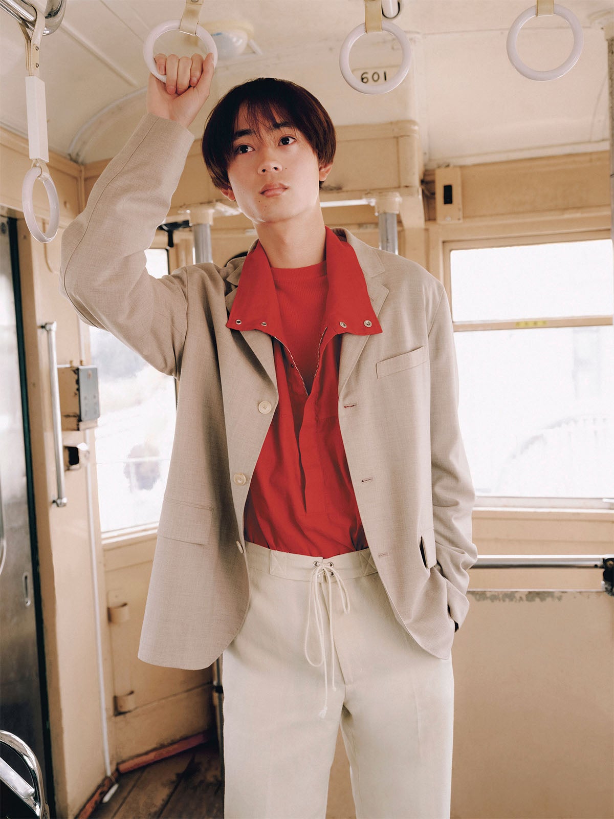 水沢林太郎　Sand beige　&times;　Power redコーデ