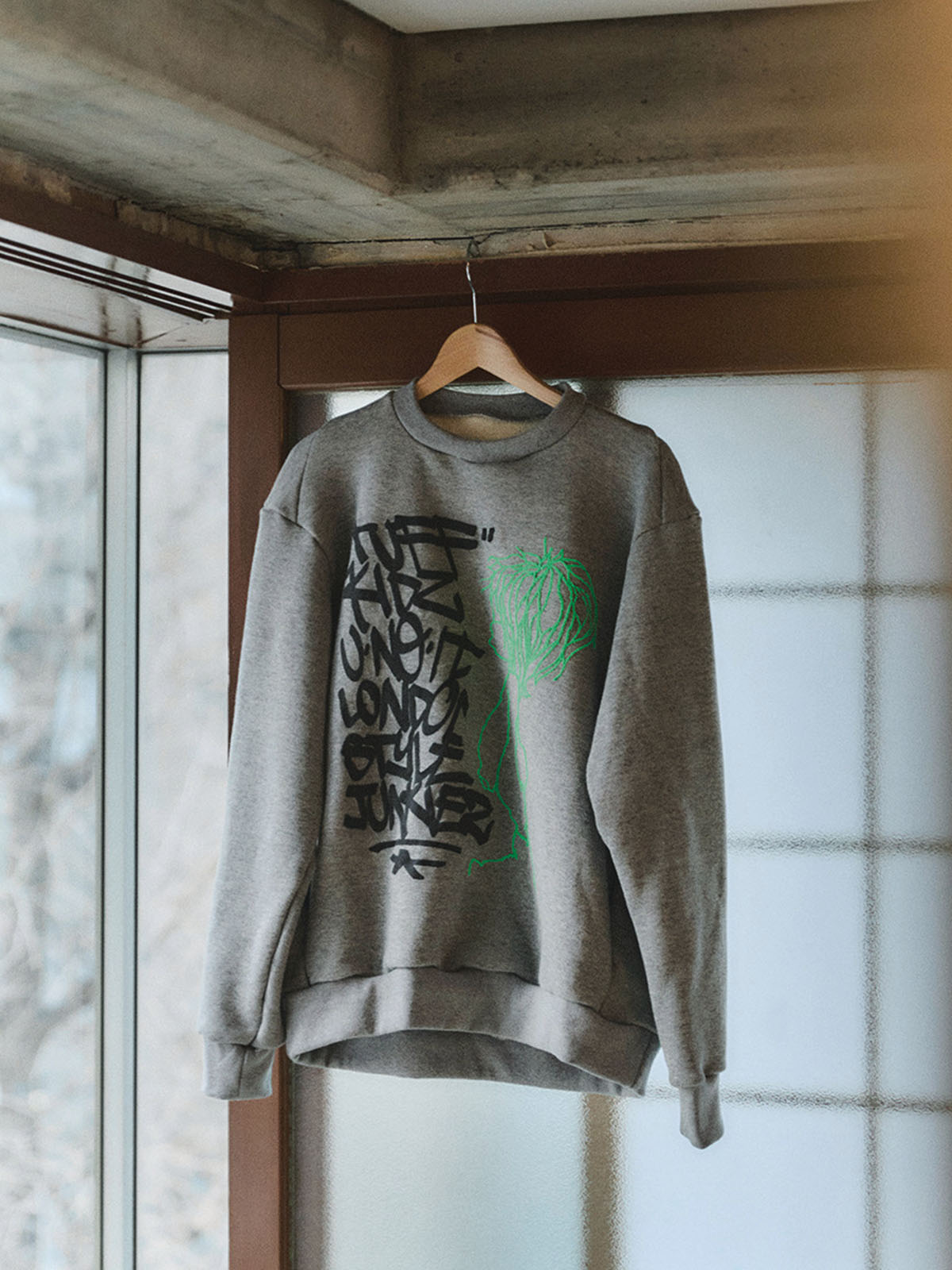 Nip in the Airのスウェット