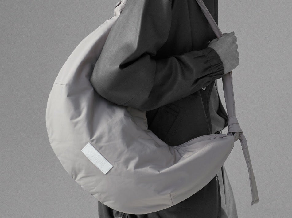 さりげなく差がつく！「マンハッタンポーテージ」“ホワイトラベル”から新定番バッグの新色＝グレージュが完全限定リリース！