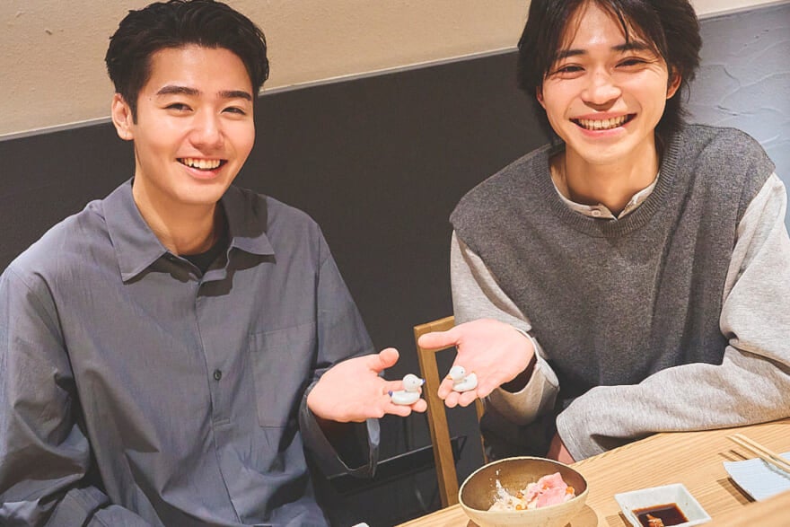 中田圭祐＆鈴々木響、リアル“飲み仲間”の２人が誌面初共演！　連載『何話す？』WEB限定アザーカット公開