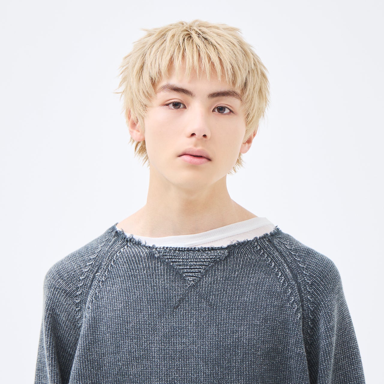 ナチュラルハイトーンで叶える、ソフトでかっこいい印象操作【東京最旬ヘアカタログ】