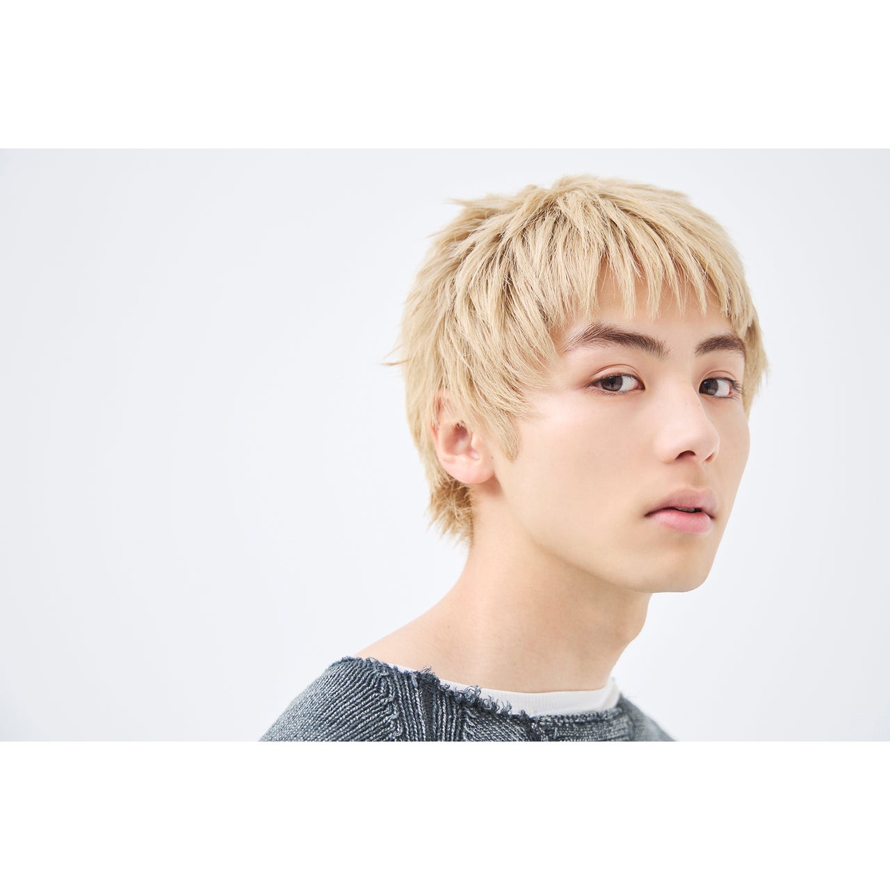 ナチュラルハイトーンで叶える、ソフトでかっこいい印象操作【東京最旬ヘアカタログ】