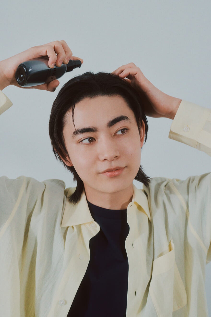 ウーノ(uno)のスカルプエッセンスを試す豊田裕大さん