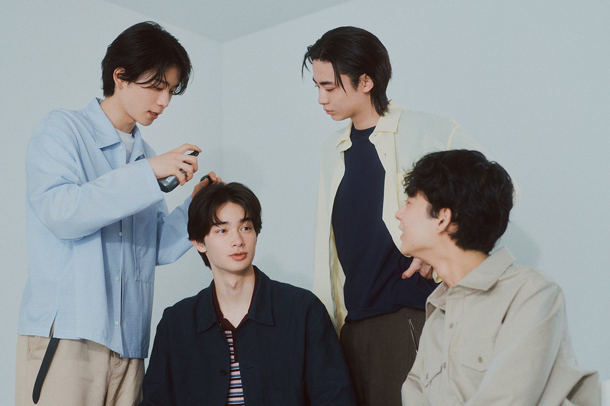 栄莉弥さんの頭皮に4Dスカルプエッセンスを塗布する小方蒼介さんと、それを見守る豊田裕大さん、松井大奈さん