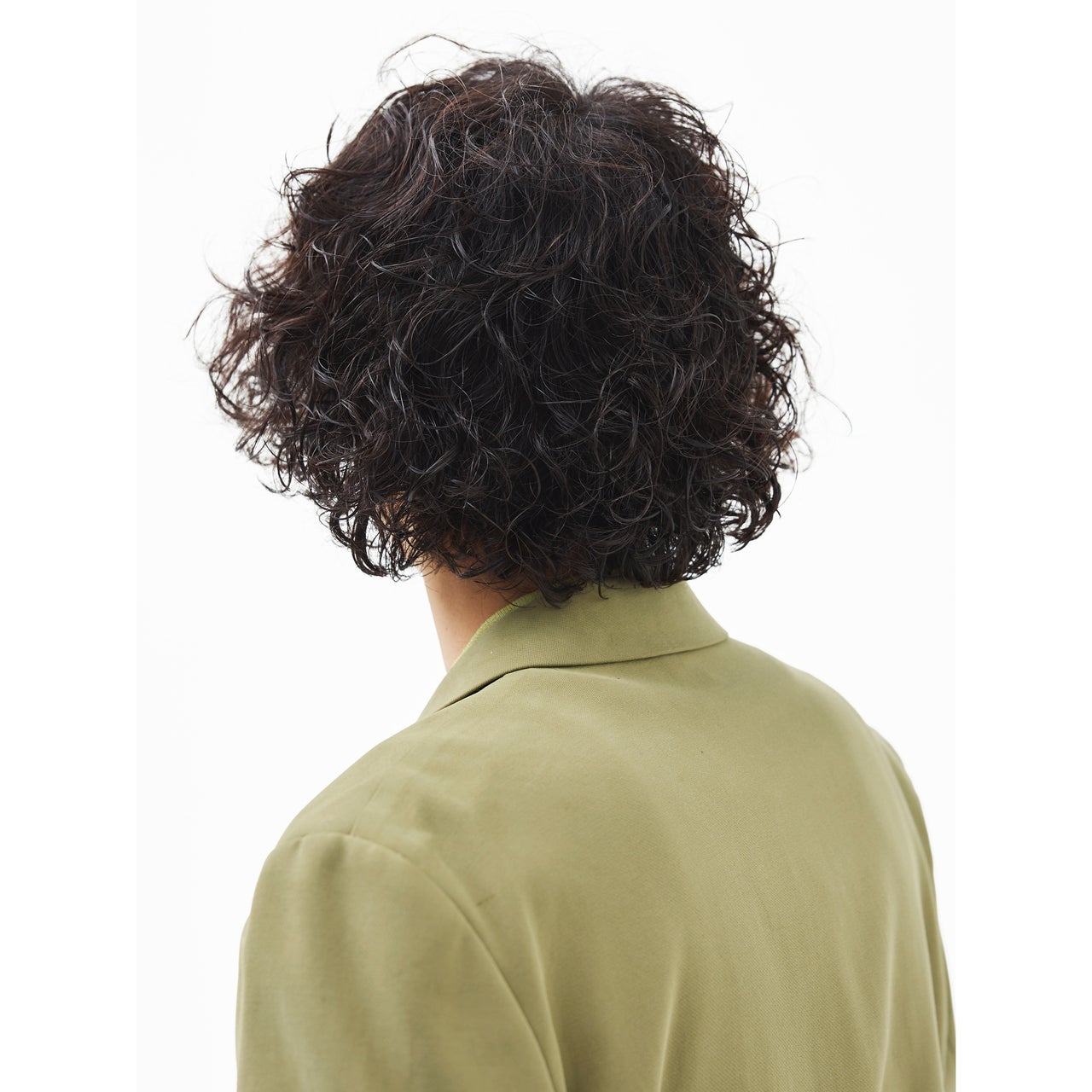 あえてカルチャー感強めのカーリーヘアで、個性とラフさが共鳴する【東京最旬ヘアカタログ】