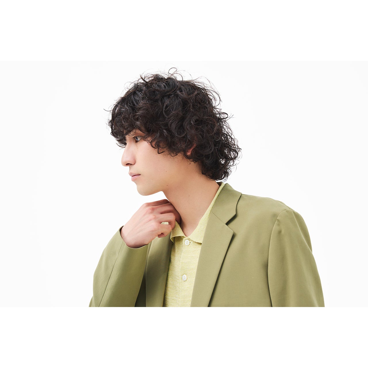 あえてカルチャー感強めのカーリーヘアで、個性とラフさが共鳴する【東京最旬ヘアカタログ】