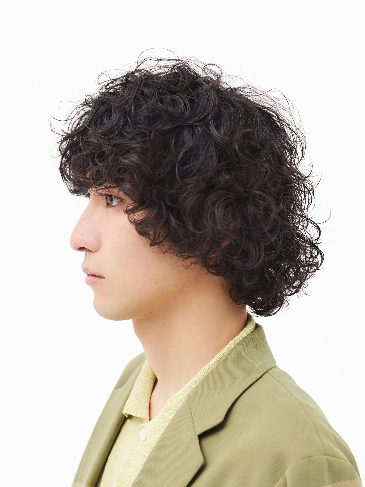 あえてカルチャー感強めのカーリーヘアで、個性とラフさが共鳴する【東京最旬ヘアカタログ】