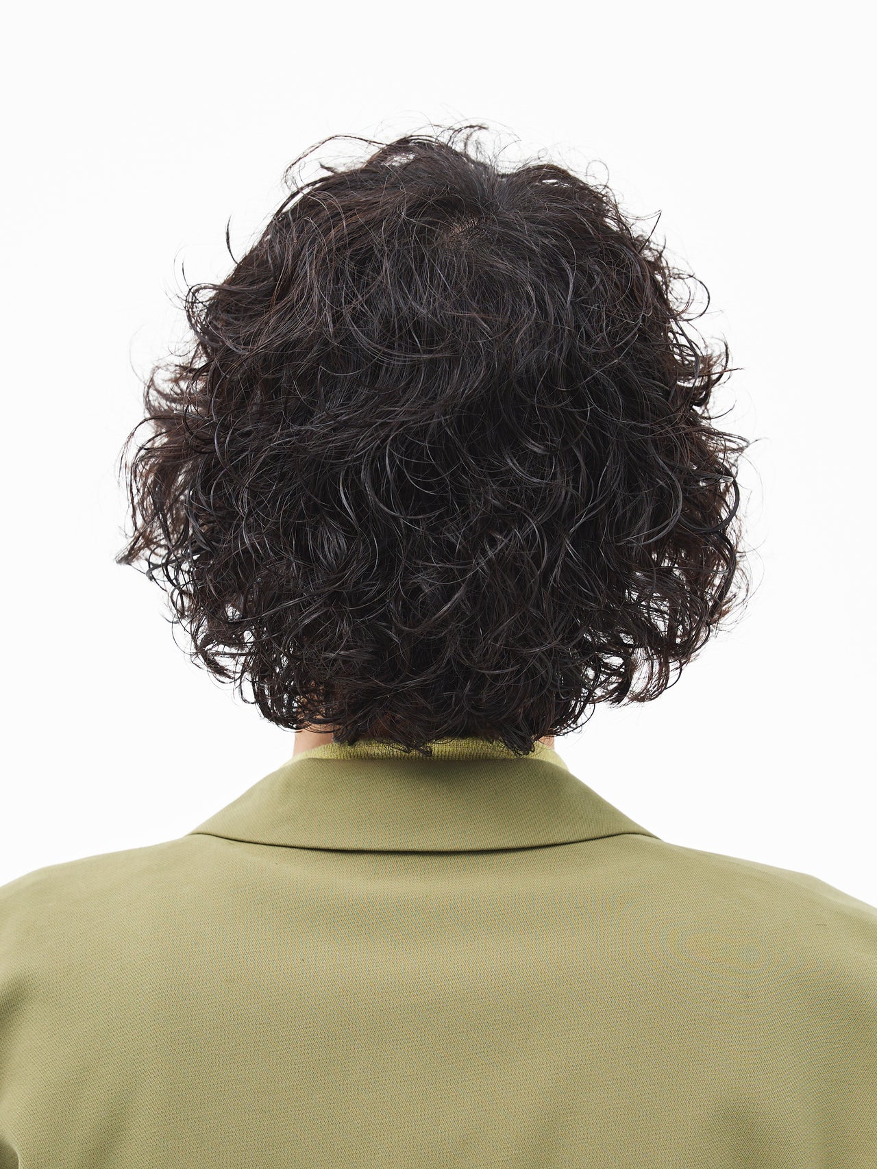 あえてカルチャー感強めのカーリーヘアで、個性とラフさが共鳴する【東京最旬ヘアカタログ】