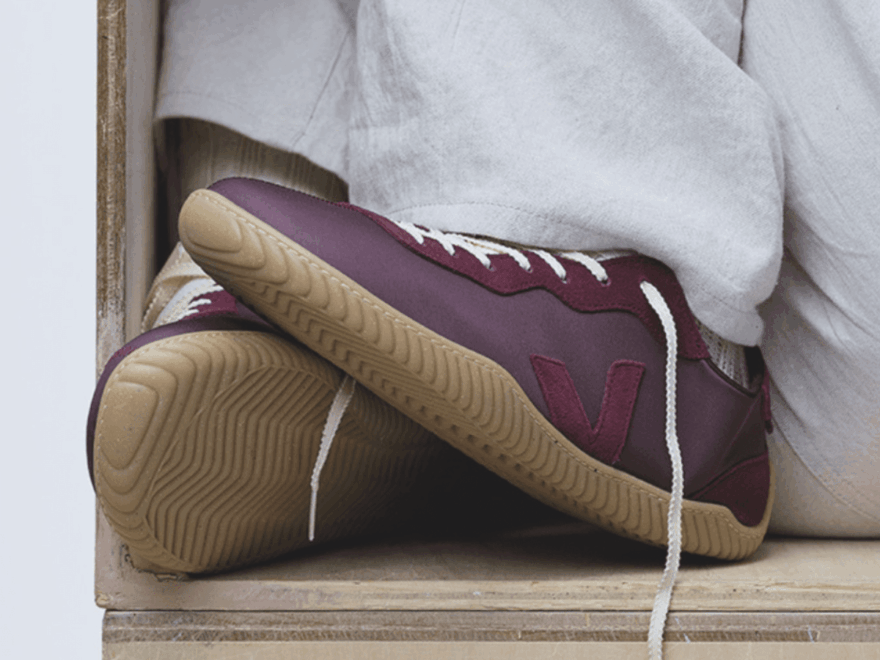 リボン状のレースと薄いガムソール。「ヴェジャ」×「ベースレンジ」が形にした“我慢しないエコ”[Sneakers – 今月のスニーカー]