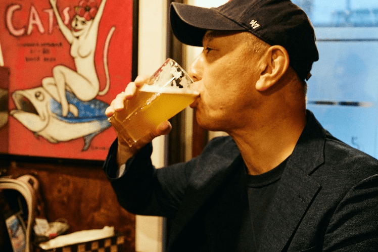 五島の食材を扱うバル「bi-go」で酒を飲む紹介者