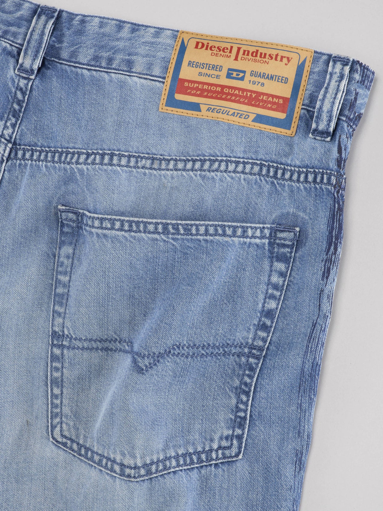 ディーゼルのデニム「ローウエスト 2001 D-Macro」のバックポケット