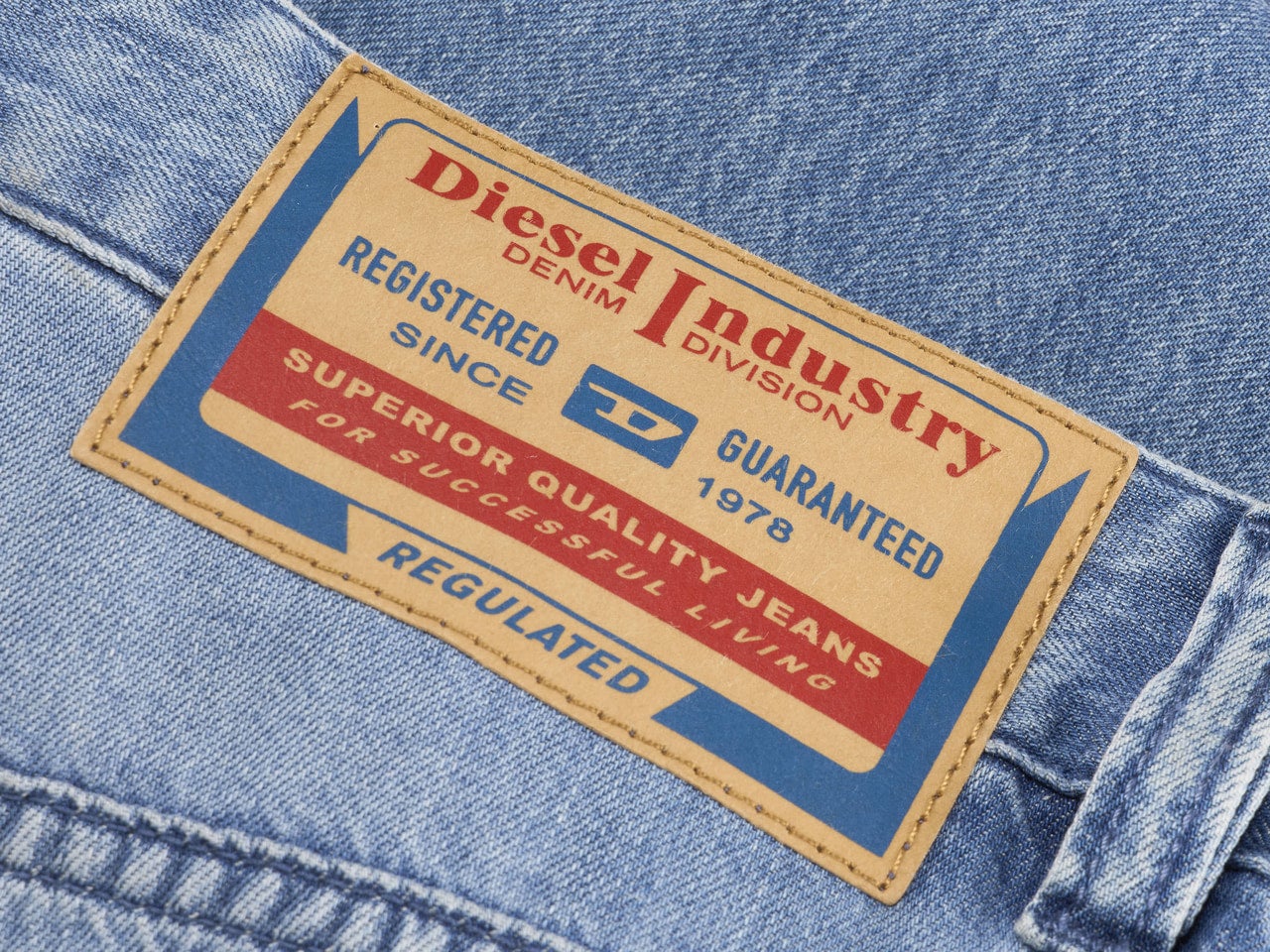 ディーゼルのデニム「ローウエスト 2001 D-Macro」のレザーパッチ