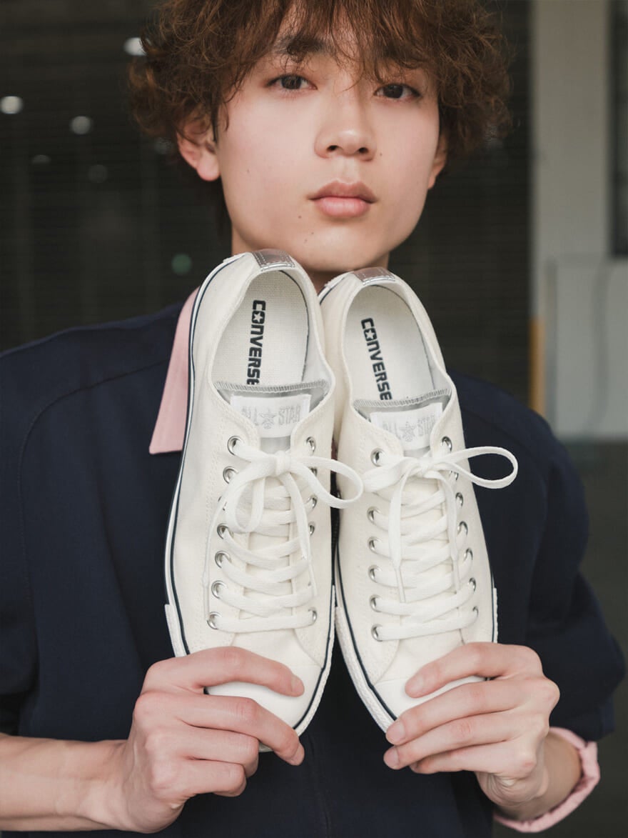 コンバースの新作「オールスター PM OX」を手に持つ水沢林太郎さん