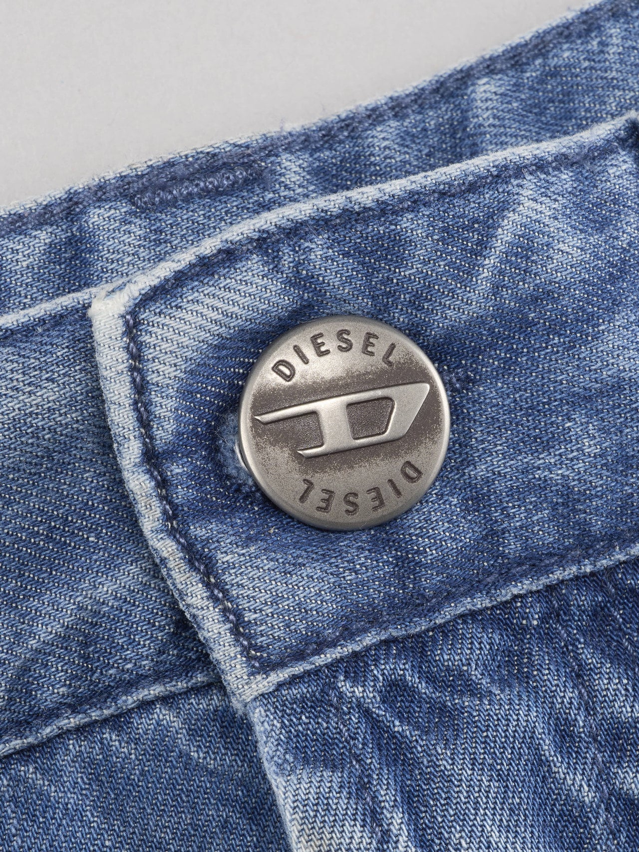 ディーゼルのデニム「ローウエスト 2001 D-Macro」のボタン