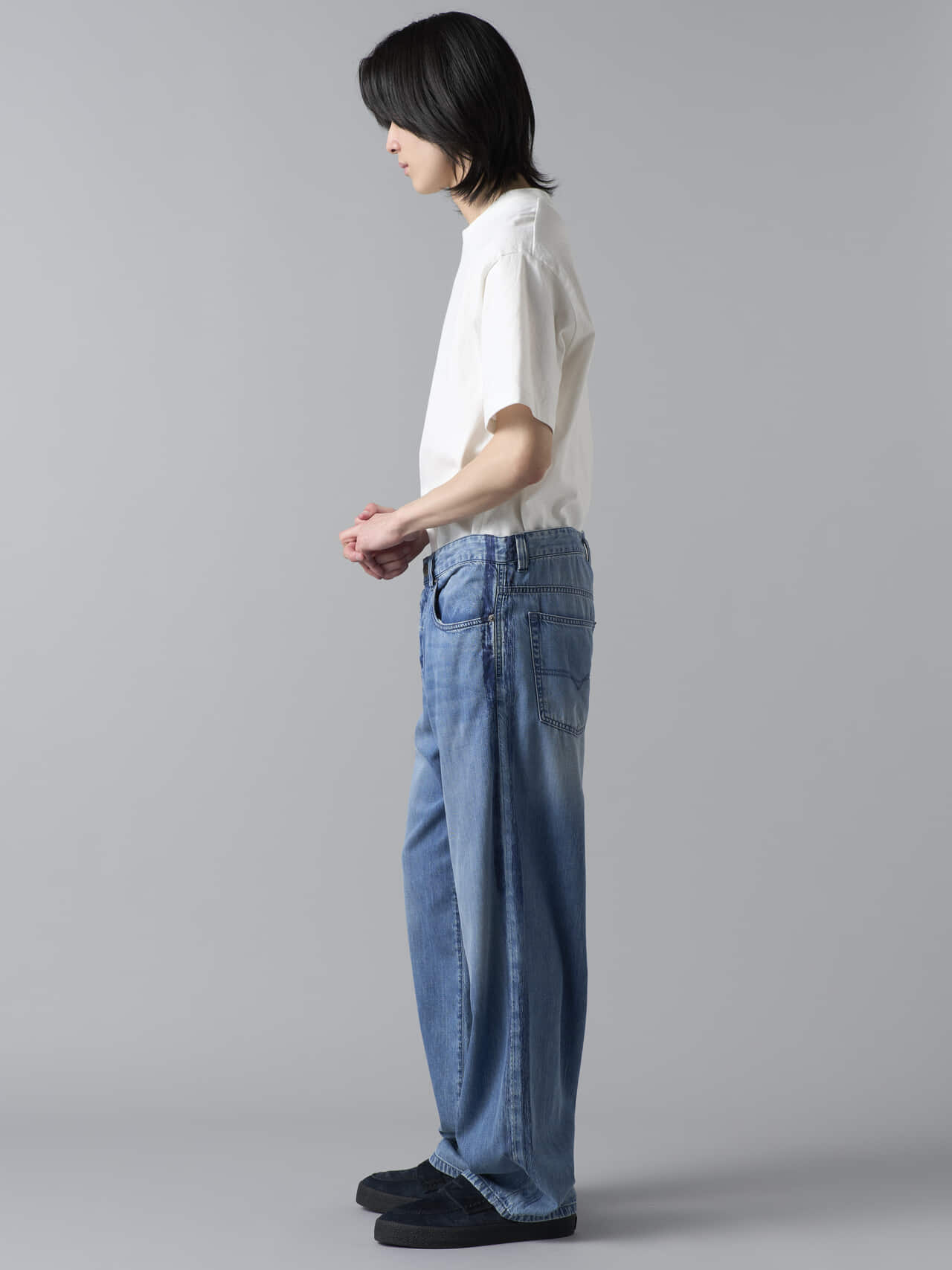 ディーゼルのデニム「ローウエスト 2001 D-Macro」の着用　サイド
