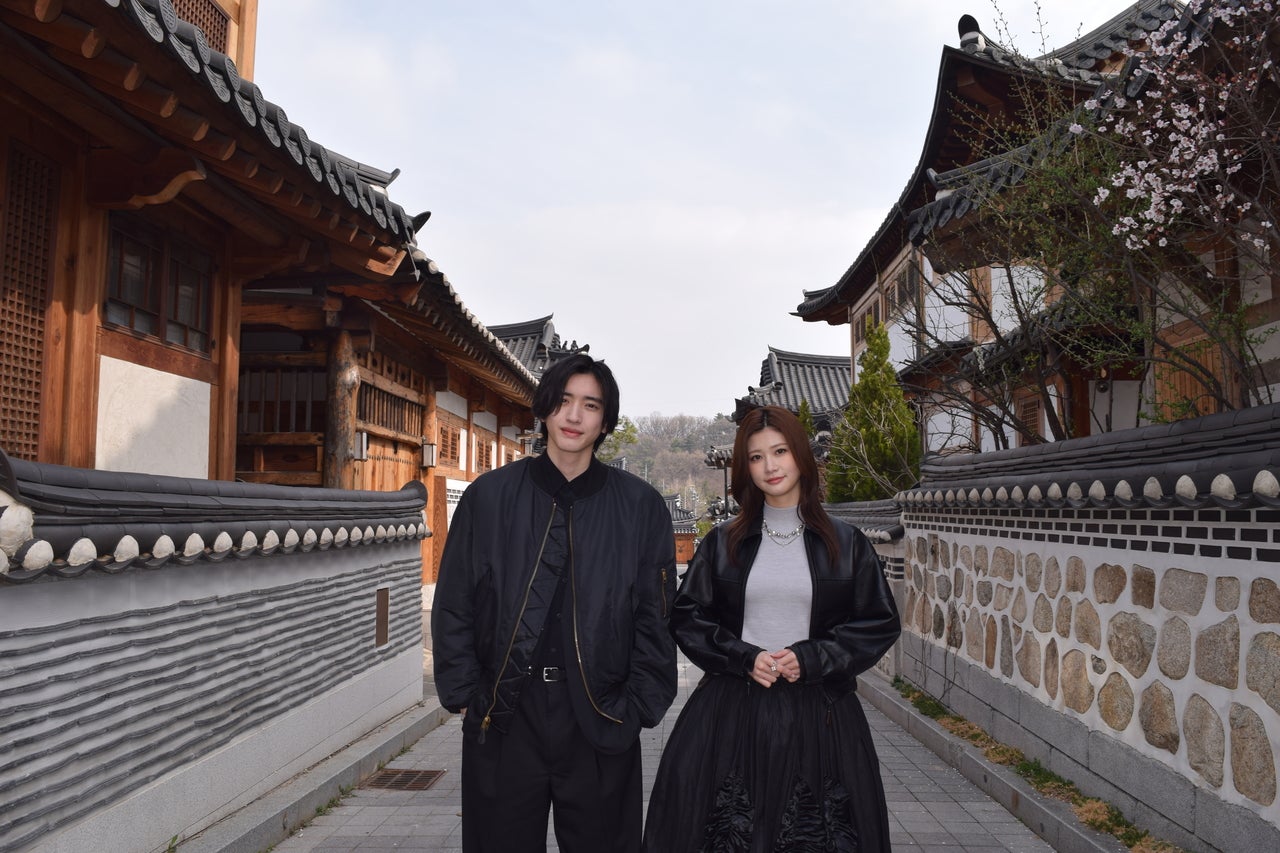 ソウルの恩平韓屋村を訪れた道枝駿佑さんと生見愛瑠さん