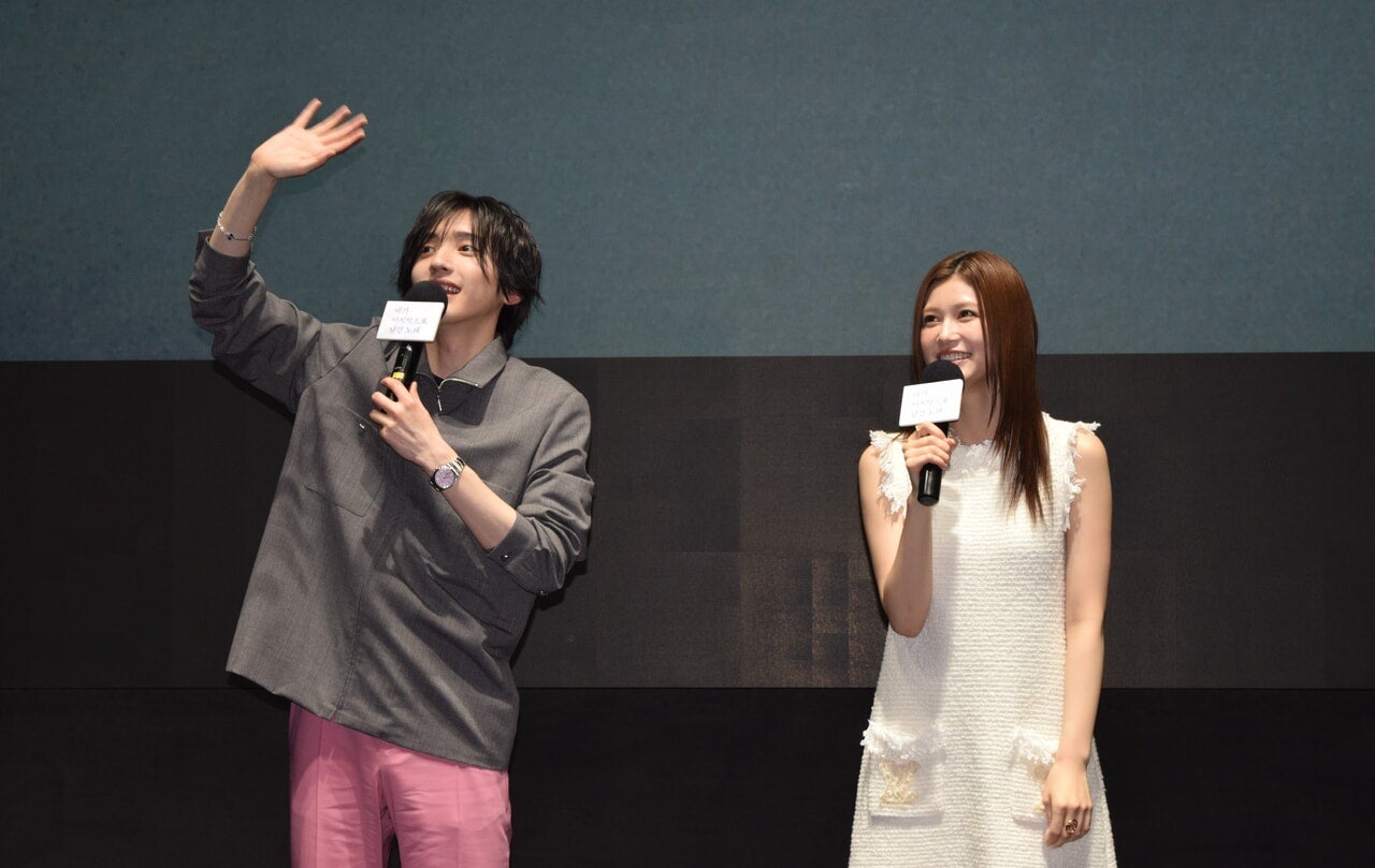 ソウルで舞台あいさつに立った道枝駿佑さんと生見愛瑠さん１