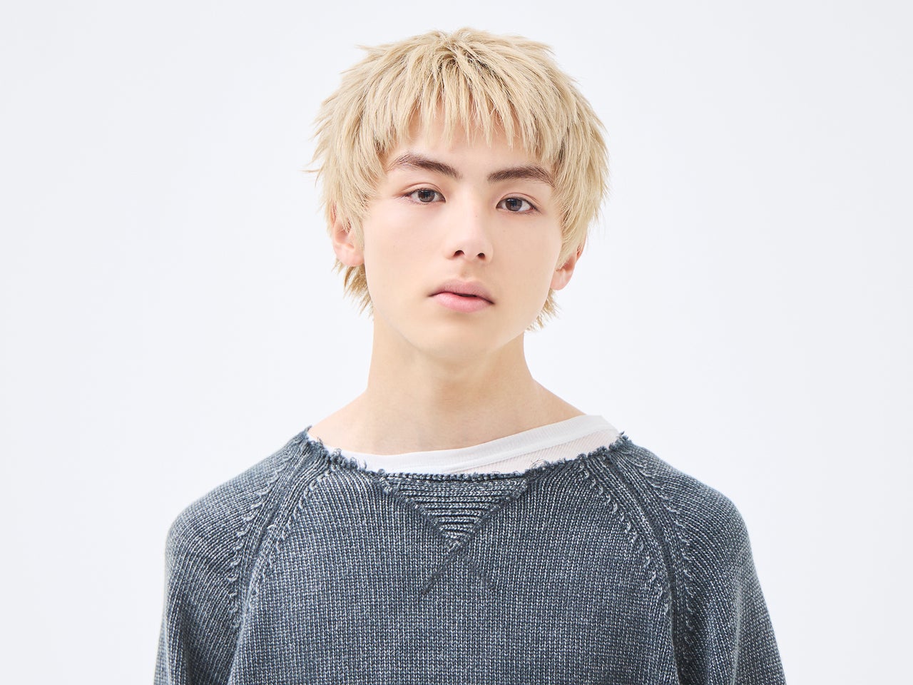 ナチュラルハイトーンで叶える、ソフトでかっこいい印象操作【東京最旬ヘアカタログ】