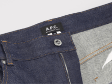 フレンチベーシックの信頼感。「A.P.C.(アー・ペー・セー)」の旬アイテムで推したいのは“ワイドデニム＆レザーバッグ”。おすすめ3選をレビューつきで紹介。