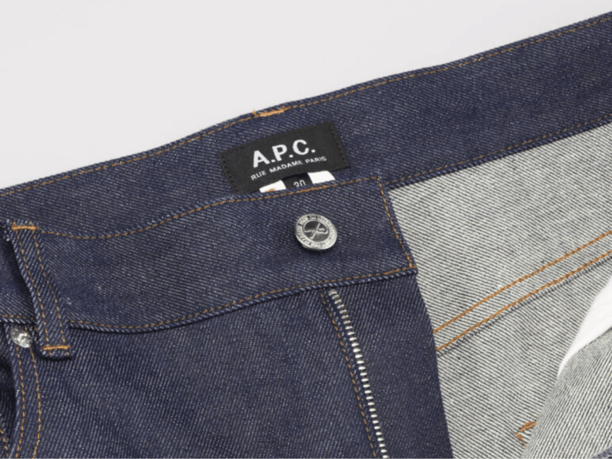 フレンチベーシックの信頼感。「A.P.C.(アー・ペー・セー)」の旬アイテムで推したいのは“ワイドデニム＆レザーバッグ”。おすすめ3選をレビューつきで紹介。
