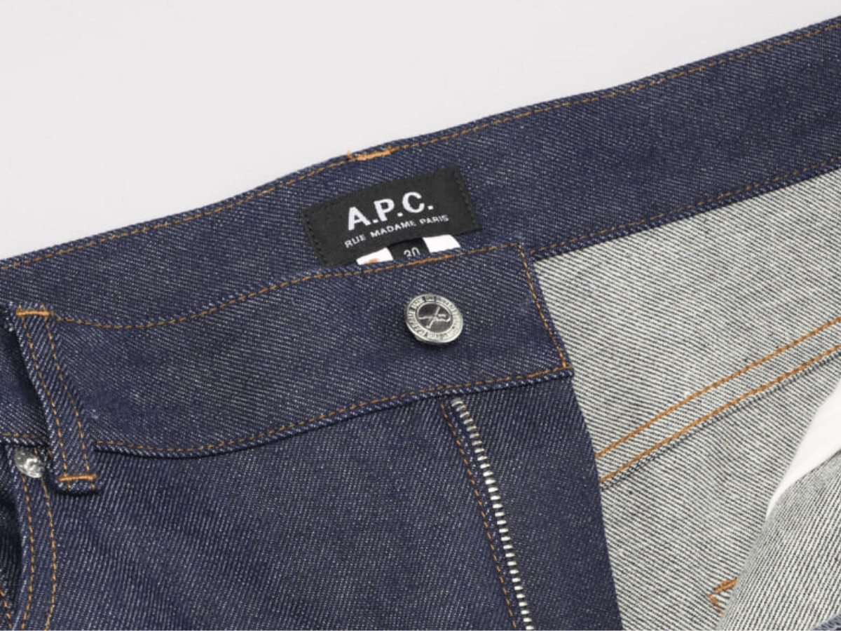フレンチベーシックの信頼感。「A.P.C.(アー・ペー・セー)」の旬アイテムで推したいのは“ワイドデニム＆レザーバッグ”。おすすめ3選をレビューつきで紹介。