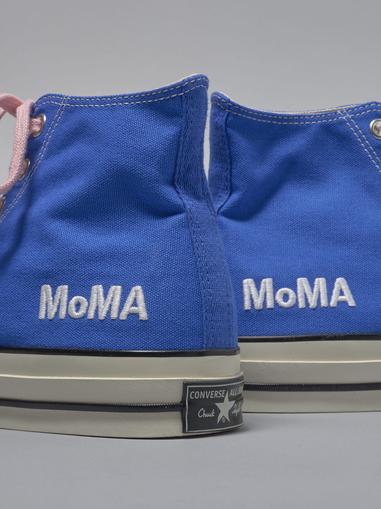 コンバース&times;MoMA デザインストアのコラボスニーカー　ALL STAR LGCY HI / MoMAのサイドロゴ