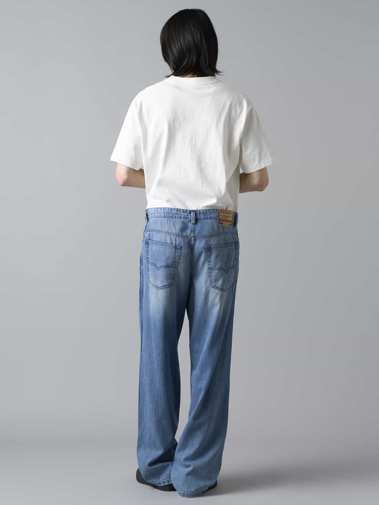 ディーゼルのデニム「ローウエスト 2001 D-Macro」の着用　バック