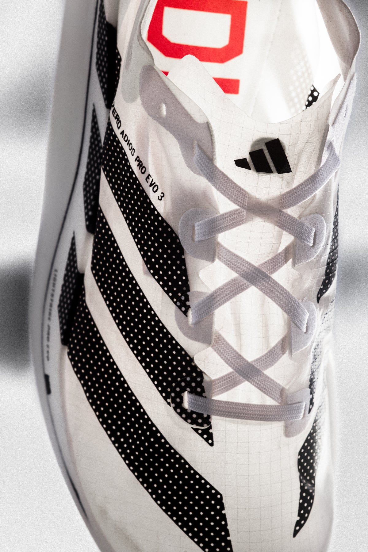 軽量アッパーとディテール設計