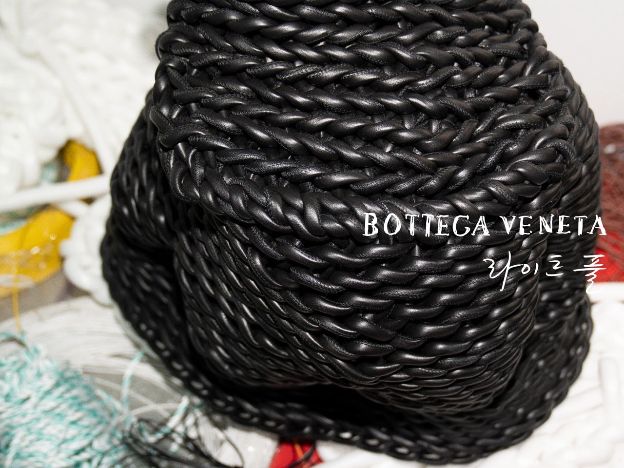 「ボッテガ・ヴェネタ」がイ・カンホとの3度目のコラボレーション。インスタレーション“Lightful”をミラノデザインウィーク2026で発表！