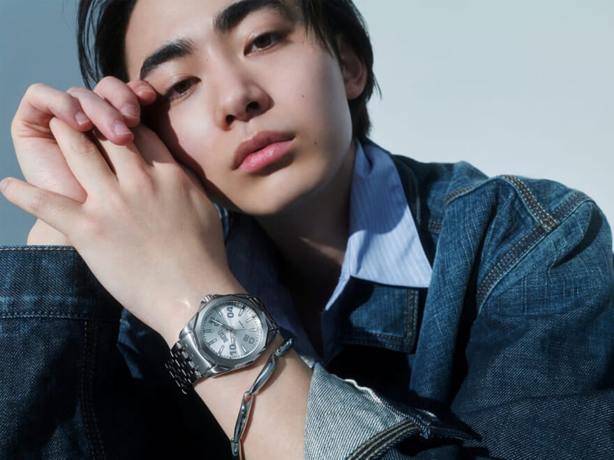 DIESEL（ディーゼル）の2026年春夏の新作メンズ腕時計「STINGER」を着用する豊田裕大さん２