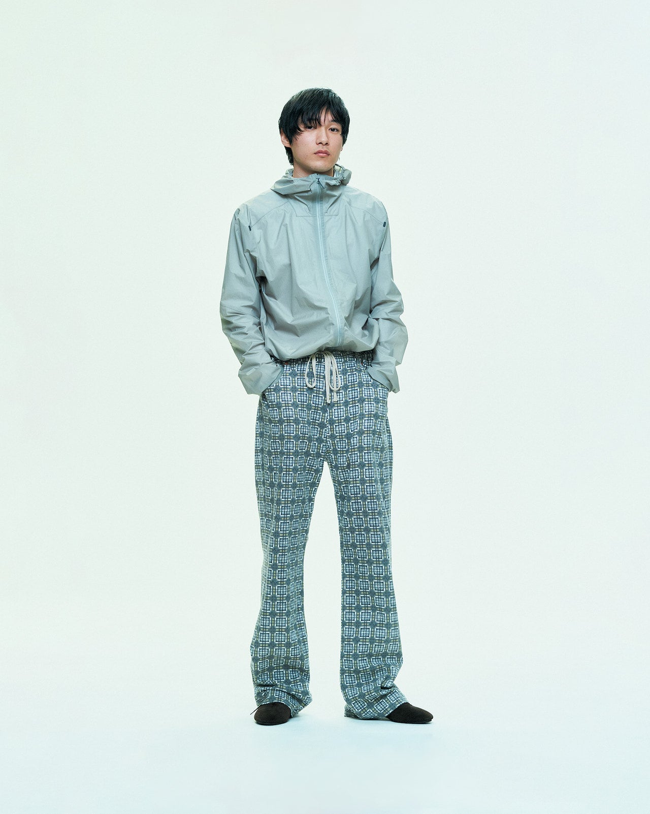 高橋璃央が着用するナイスネスのチェックネルパンツ