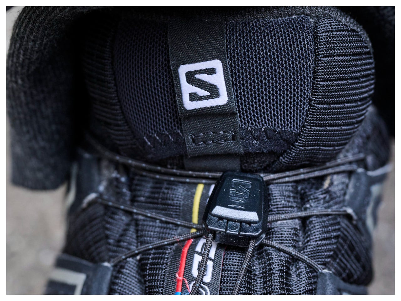 ゴアテックスな「黒いサロモン」は“XT-6じゃないほう”で。スラックスで大人っぽく。【おしゃれな人はメジャーブランドの愛用スニーカーをどう履く？Vol.151】