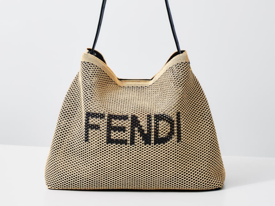 「フェンディ」が提案する新定番バッグ。軽やかさと品格を兼ね備えた“ホーボー ソフト”に注目!