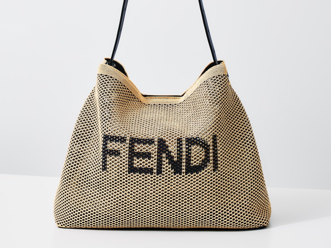 「フェンディ」が提案する新定番バッグ。軽やかさと品格を兼ね備えた“ホーボー ソフト”に注目！
