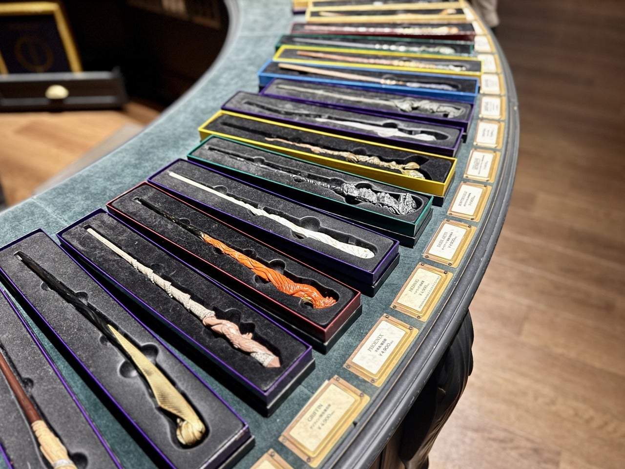 「ハリーポッター スタジオツアー東京」 杖一覧　売り場の様子２