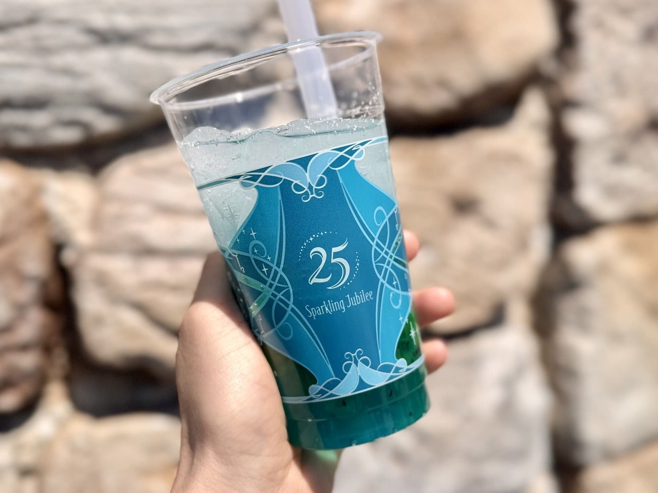 東京ディズニーシー25周年&ldquo;スパークリング・ジュビリー&rdquo;食べ歩きドリンク「スペシャルスパークリングドリンク（キウイ＆ライム）」￥750」