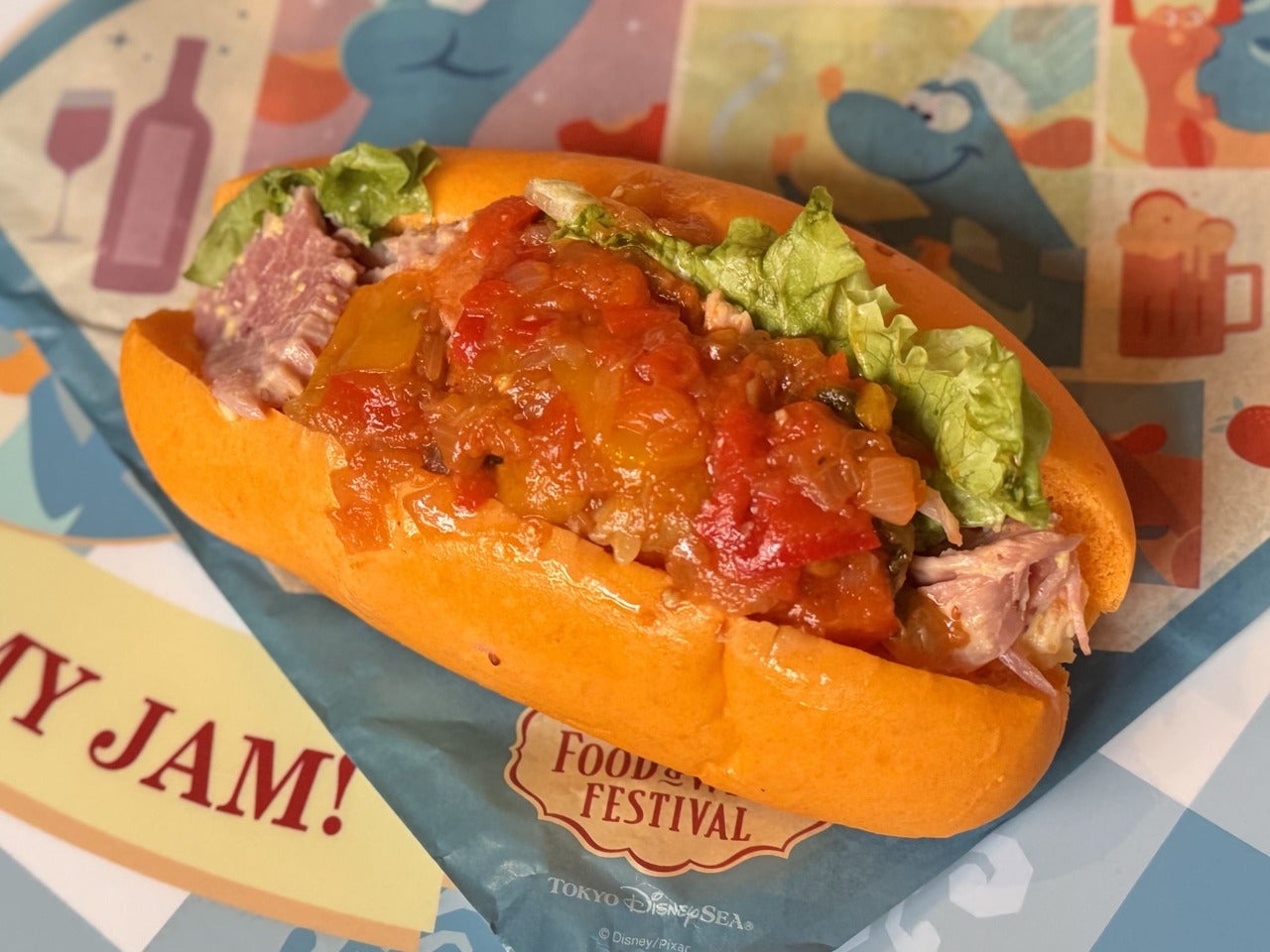たスペシャルイベント「東京ディズニーシー・フード＆ワイン・フェスティバル」食べ歩きメニュー「スペシャルラタトゥイユサンド（ハム＆ハニーマスタード、エッグ）」