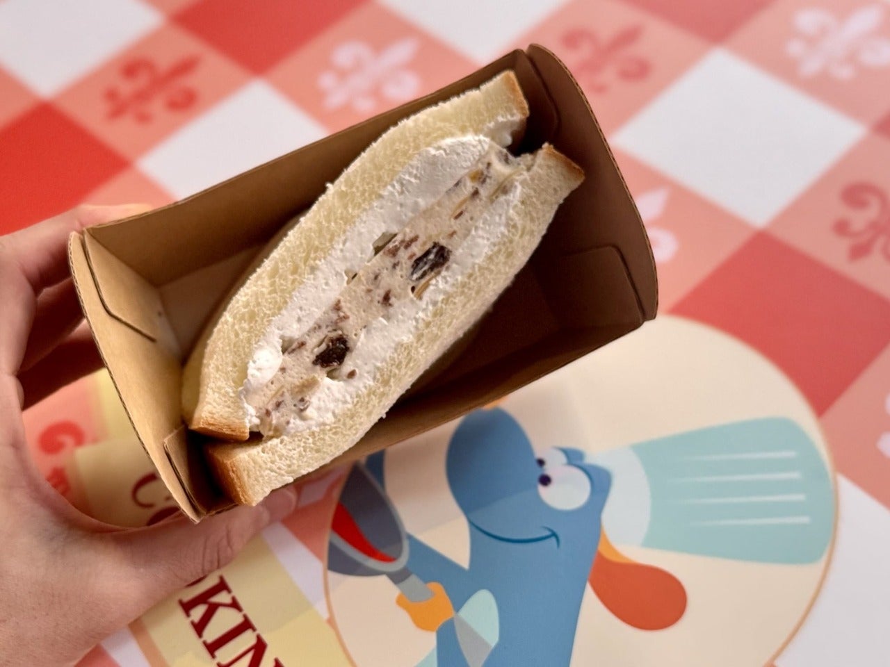 スペシャルイベント「東京ディズニーシー・フード＆ワイン・フェスティバル」食べ歩きメニュー「ナッツとドライフルーツのクリームサンド（ロイヤルブレッド使用）」