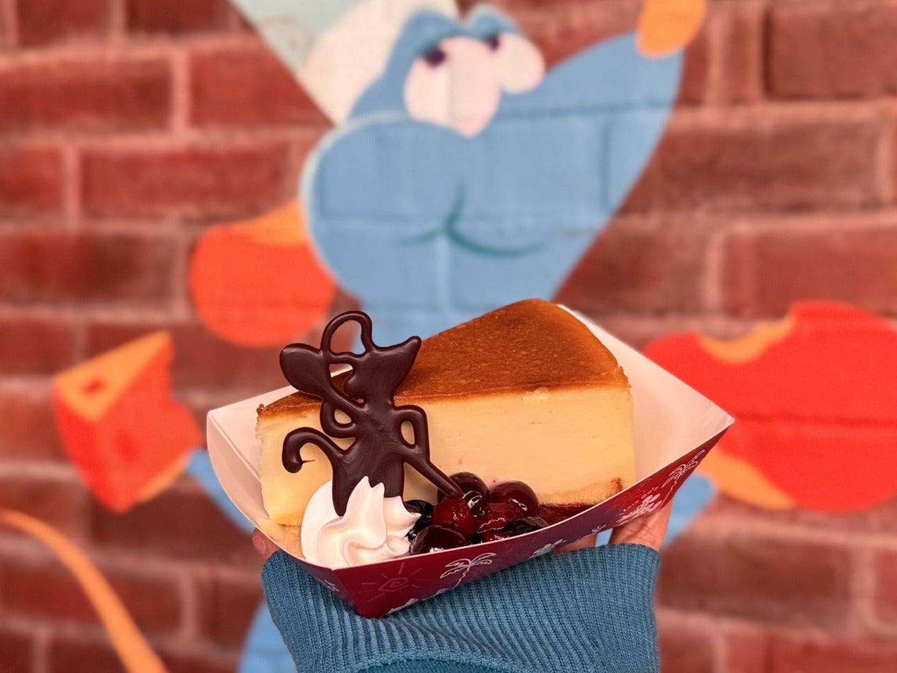 スペシャルイベント「東京ディズニーシー・フード＆ワイン・フェスティバル」食べ歩きメニュー「チーズケーキ、ミックスベリーソース」