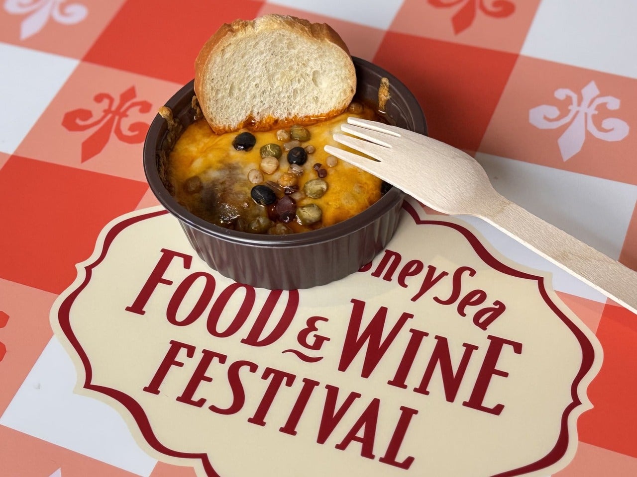 スペシャルイベント「東京ディズニーシー・フード＆ワイン・フェスティバル」食べ歩きメニュー「鴨のコンフィ、アッシェ・パルマンティエ」