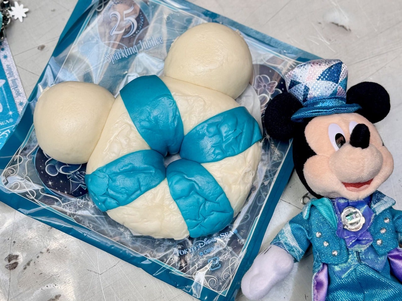 東京ディズニーシー25周年&ldquo;スパークリング・ジュビリー&rdquo;食べ歩きフードルうきわまん（エビ＆さつまいも）