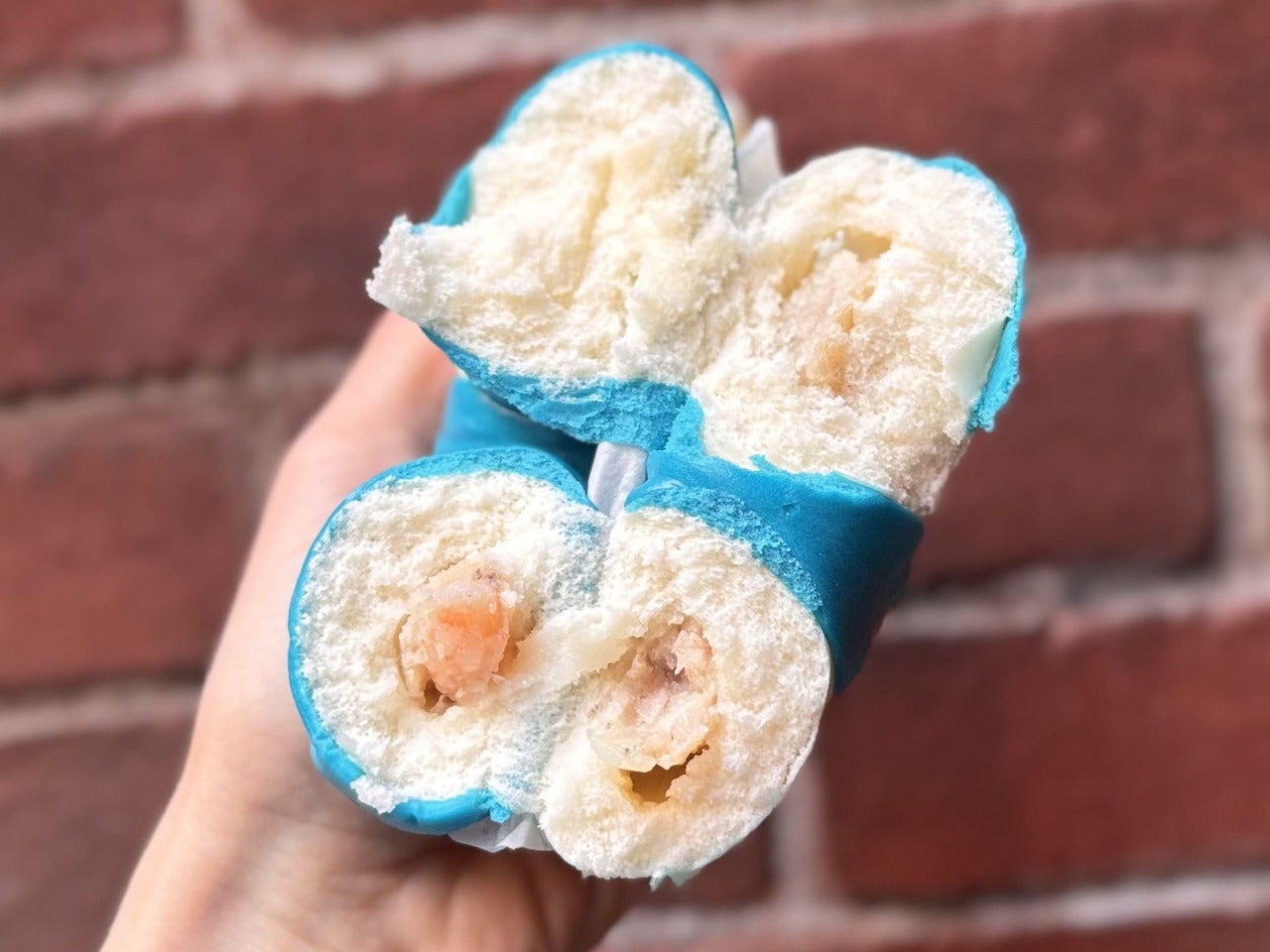 東京ディズニーシー25周年&ldquo;スパークリング・ジュビリー&rdquo;食べ歩きフードルうきわまん（エビ＆さつまいも）中身